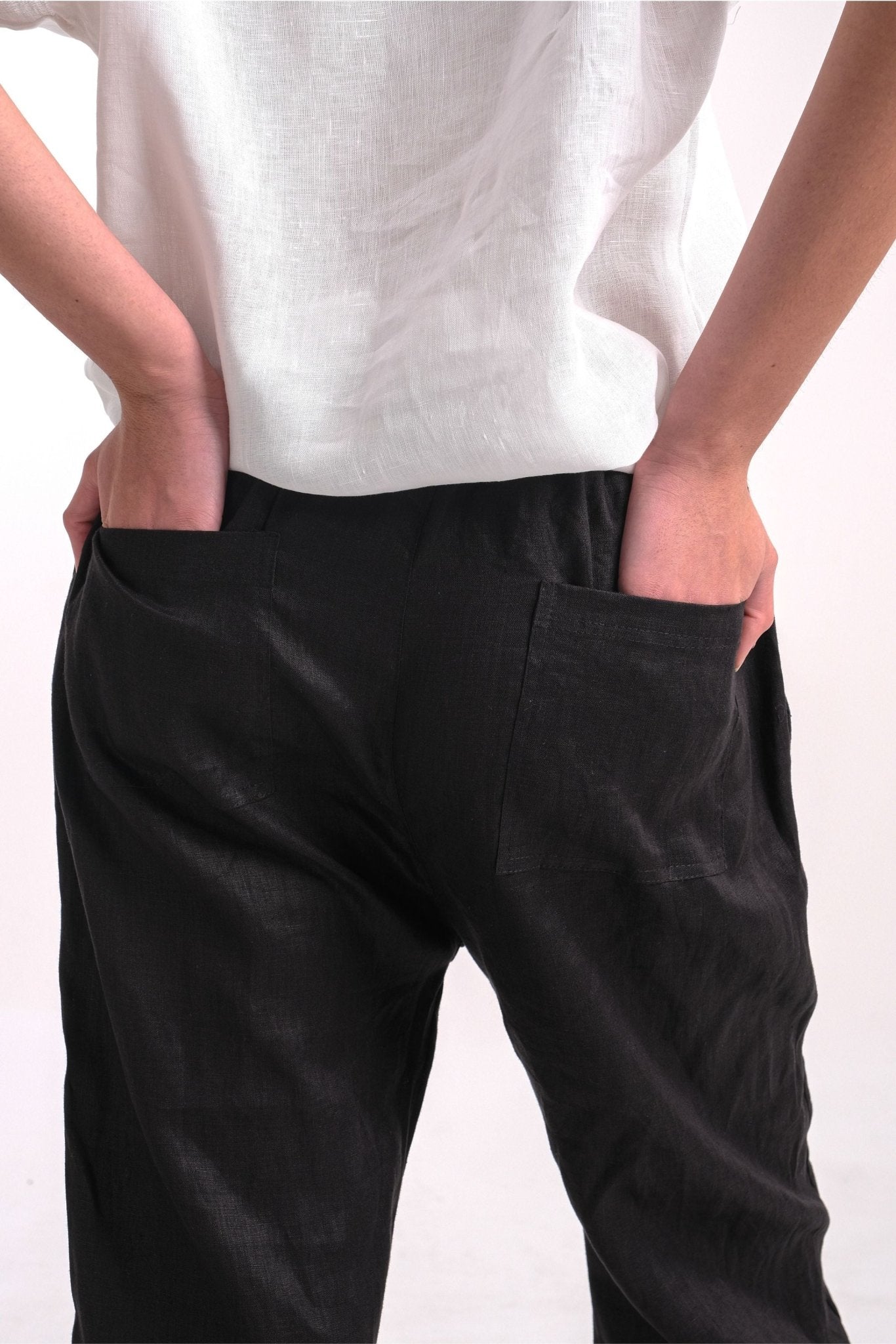 Black Linen pant with pockets | Sara-Donnah-stride