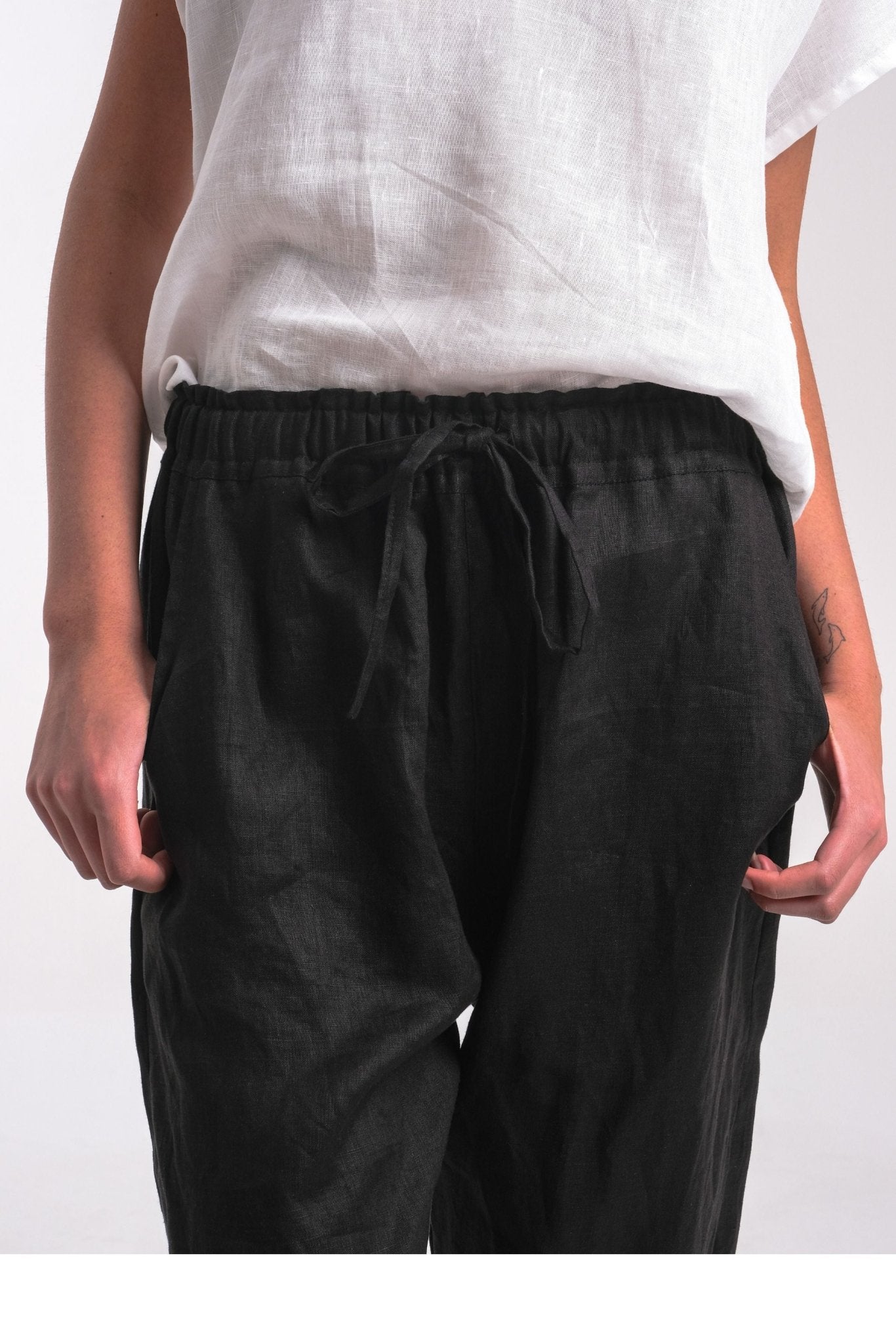 Black Linen pant with pockets | Sara-Donnah-stride