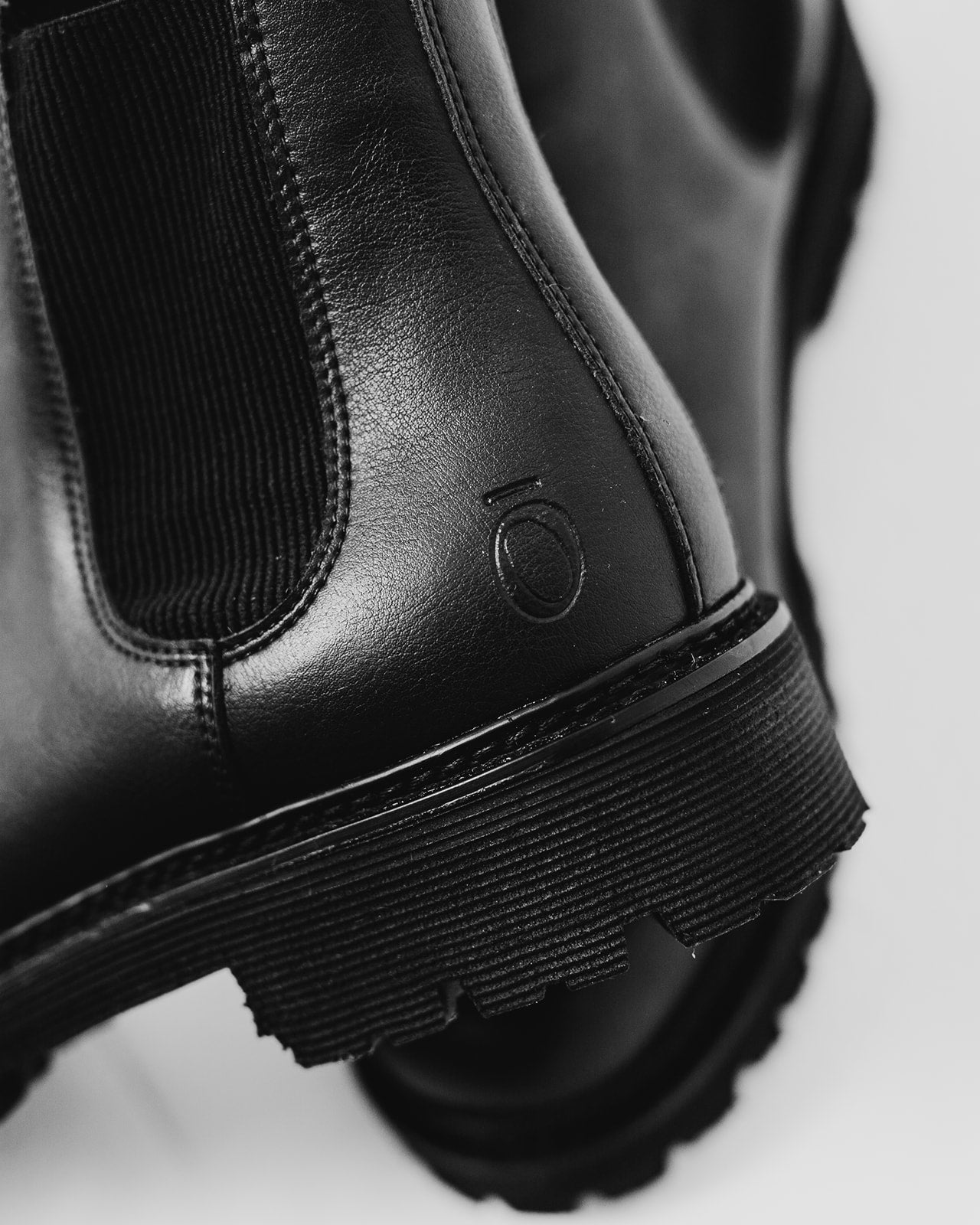 The Noskin signature Chelsea Boot in black-Noskin-stride