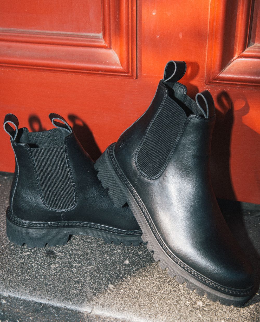 The Noskin signature Chelsea Boot in black-Noskin-stride